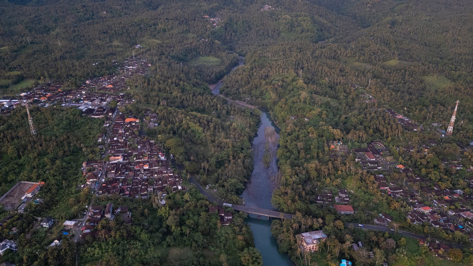 Valle y río junto a la costa, vista aérea